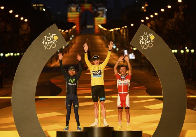 Ed ecco il podio del Tour de France n°100. Da sinistra Nairo Quintana 2°, Chris Froome e Joaquin Rodriguez, 3°